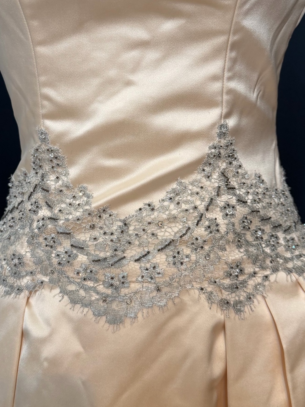 NWT COCOE VOCI WEDDING GOWN SIZE 4 w/veil & clutch - Picture 7 of 16
